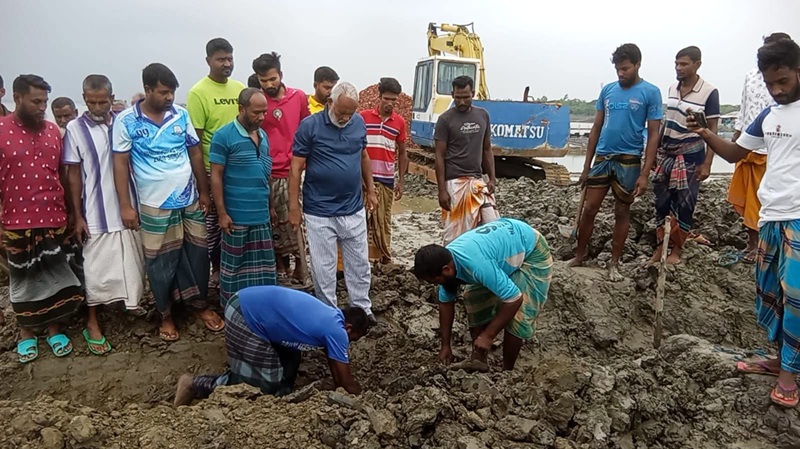 সাতক্ষীরার গাবুরায় বেড়িবাঁধ রক্ষায় অবৈধ ‘নাইনটি’ অপসারণে অভিযান