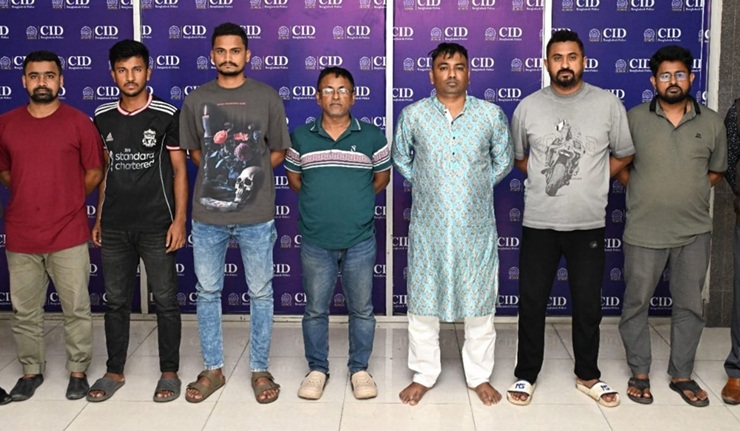 প্রকৃত পাসপোর্টধারীর বদলে অন্য নারীকে ইতালি পাচার, ৫৬টি পাসপোর্টসহ চক্রের ৭ সদস্য গ্রেফতার 