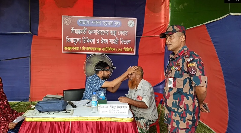 চাঁপাইনবাবগঞ্জে চিকিৎসা বঞ্চিতদের বিনামূল্যে চিকিৎসা এবং ঔষধ প্রদাণ