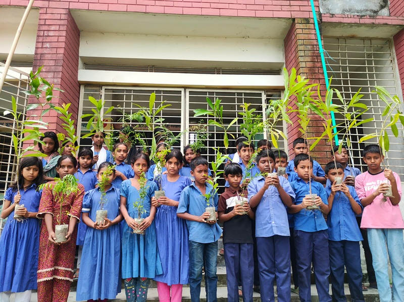 টাঙ্গাইলে জলবায়ু পরিবর্তন মোকাবিলায় শিক্ষার্থীদের মাঝে গাছের চারা বিতরণ