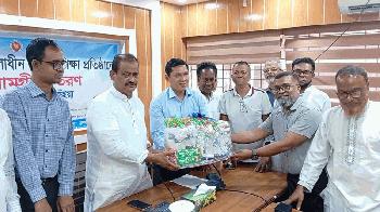 লক্ষ্মীপুরে বিভিন্ন শিক্ষাপ্রতিষ্ঠানে ক্রীড়া সামগ্রী বিতরণ