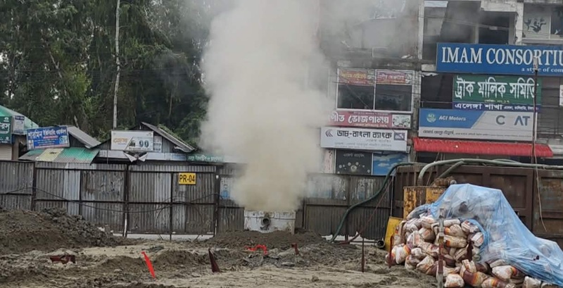 এলেঙ্গায় ফ্লাইওভারের পাইলিংয়ের সময় গ্যাসের প্রধান পাইপলাইনে ফাটল