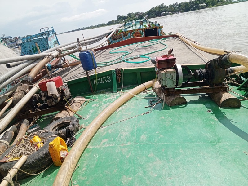 জামালগঞ্জের সুরমায় দুটি ড্রেজার সহ বালি বোঝাই ট্রলার জব্দ,গ্রেফতার ২