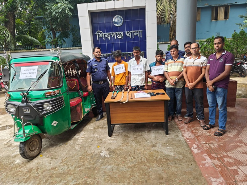 চাঁপাইনবাবগঞ্জে দেশীয় অস্ত্রসহ ৩ ডাকাত গ্রেফতার, সিএনজি জব্দ