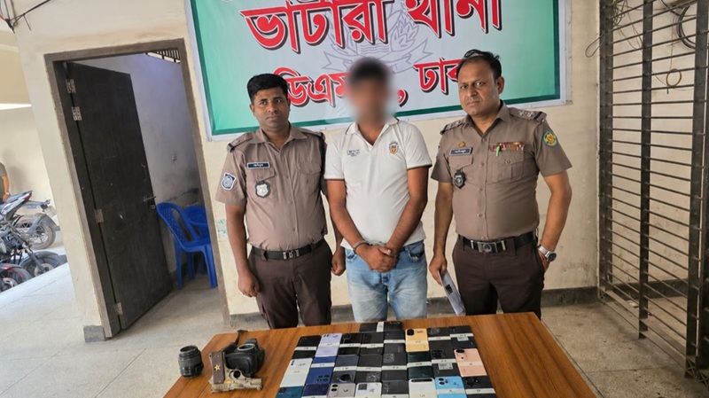 ভাটারায় বিদেশি পিস্তলসহ পেশাদার ছিনতাইকারী গ্রেফতার,২৫টি মোবাইল উদ্ধার