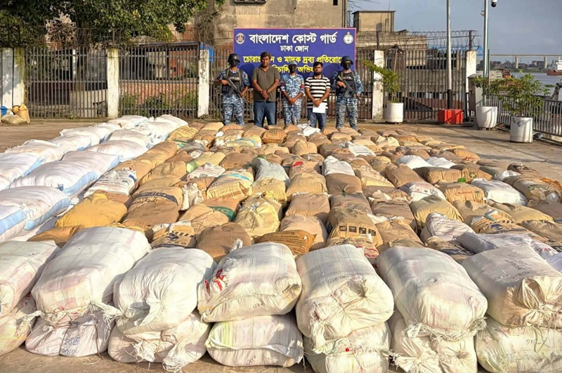 চকবাজারে ১ কোটি ৪৪ লাখ টাকার নিষিদ্ধ পলিথিন জব্দ