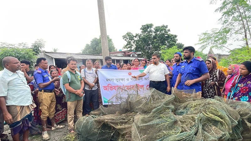 সাতক্ষীরায় ৩২টি নিষিদ্ধ চায়না দুয়ারি জাল জব্দ, আগুনে পুড়িয়ে ধ্বংস