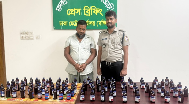স্কুলব্যাগে ১০০ বোতল ফেনসিডিল, বাসযাত্রী গ্রেফতার 