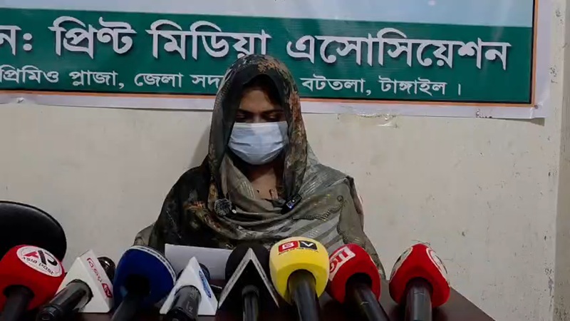টাঙ্গাইলে স্বামীর বিরুদ্ধে প্রতারণা ও নির্যাতনের অভিযোগ তুলে ভুক্তভোগী নারীর সংবাদ সম্মেলনে