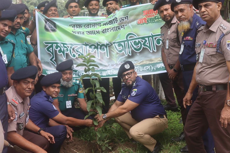 পরিবেশ রক্ষায় ট্রাফিক স্কুলে বৃক্ষরোপণ কর্মসূচি পালন