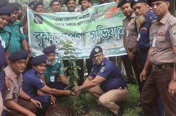 পরিবেশ রক্ষায় ট্রাফিক স্কুলে বৃক্ষরোপণ কর্মসূচি পালন