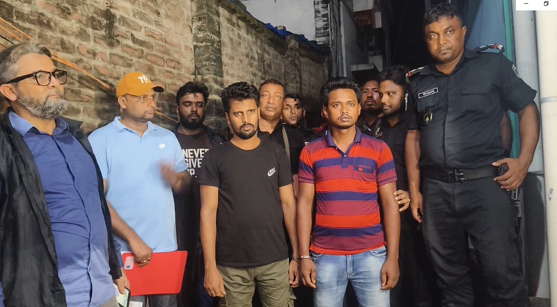 চাঁপাইনবাবগঞ্জে জাল নোট তৈরির সরঞ্জামসহ দুই যুবক গ্রেফতার, পলাতক খান সাহেব