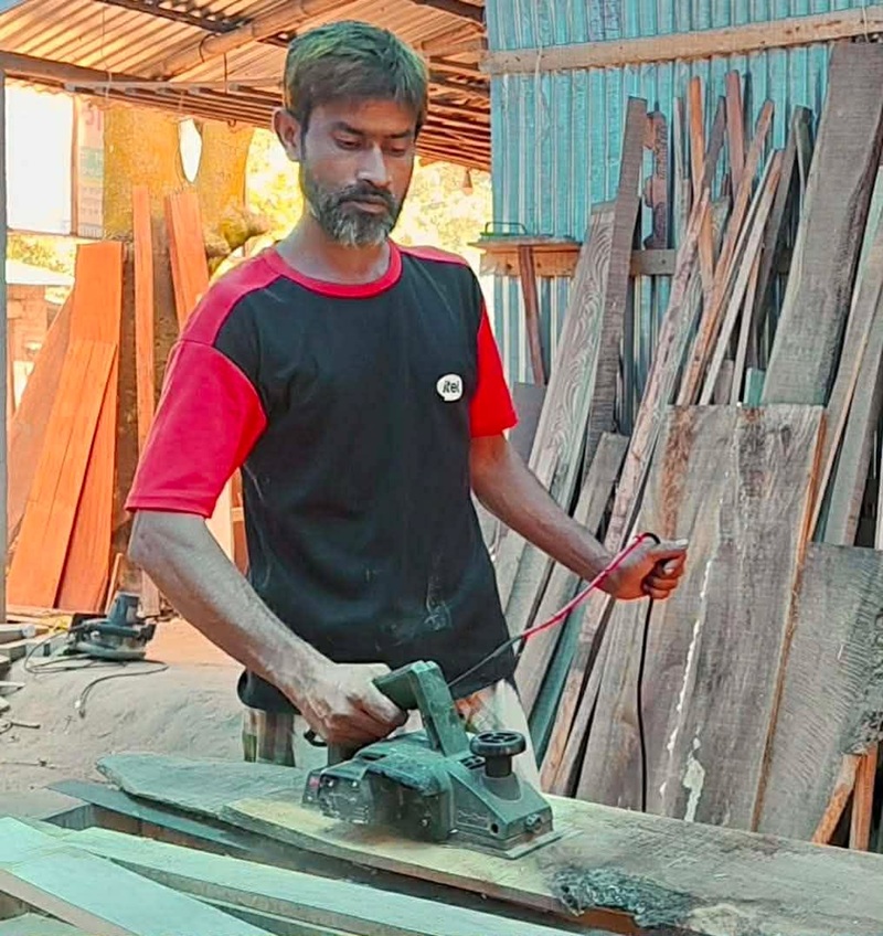চাঁপাইনবাবগঞ্জে ৪৫ বছর বয়সে এসএসসি পাশ করলেন কাঠমিস্ত্রি নাসিমুল
