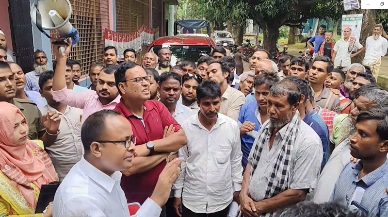 চাঁপাইনবাবগঞ্জে সার সংকটের প্রতিবাদে কৃষকদের বিক্ষোভ