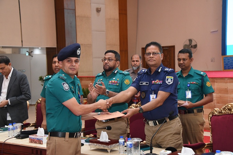 ডিএমপিতে টানা পঞ্চমবার শ্রেষ্ঠ ডিসি মোস্তাক সরকার, পুরস্কৃত করলেন আইজিপি