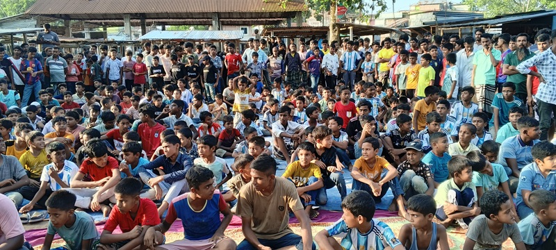 জয়পুরহাটে শিশু-কিশোরদের মাঝে ফুটবল বিতরণ