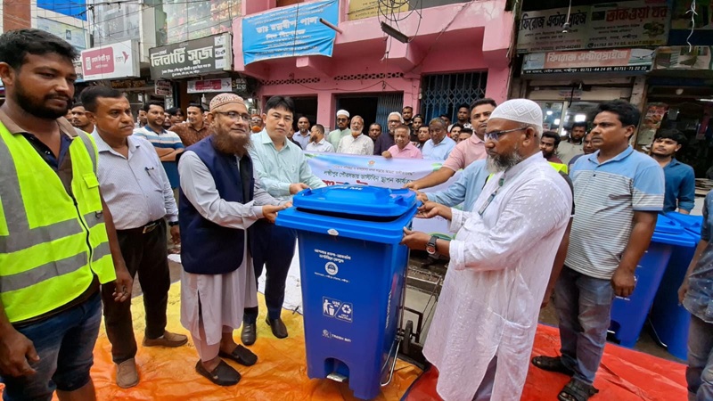 লক্ষ্মীপুর পৌর শহর পরিচ্ছন্ন রাখতে ২০০ ডাস্টবিন স্থাপন