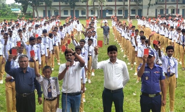 মাদক ও স্মার্টফোন আসক্তিকে দেবীগঞ্জের শিক্ষার্থীদের লাল কার্ড