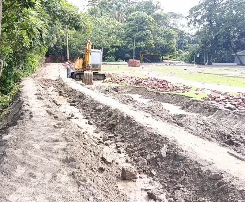 আগৈলঝাড়ায় নিজস্ব অর্থায়নে সড়ক সংস্কারে এলাকাবাসী