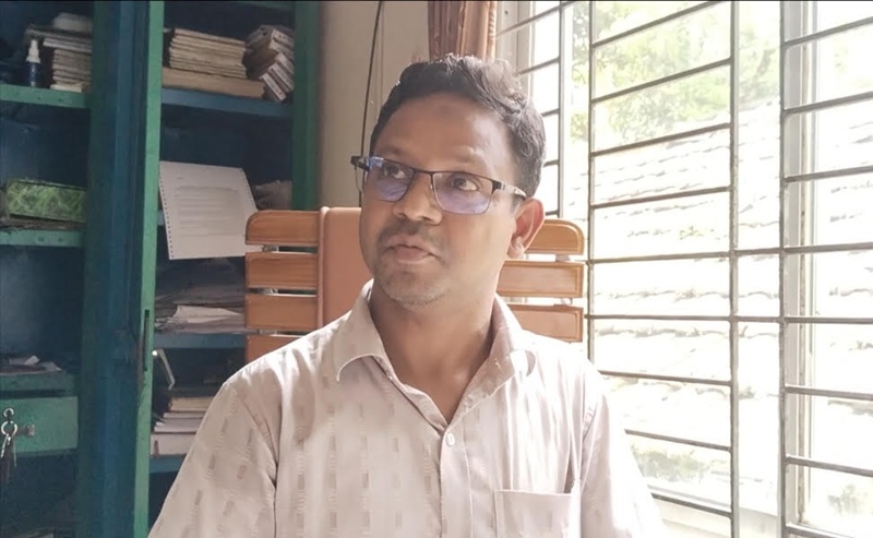 এলেঙ্গা পৌরসভায় ট্রেড লাইসেন্সে অতিরিক্ত টাকা নেওয়ার অভিযোগ