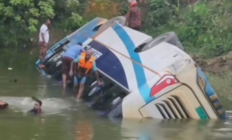 বোদায় নিয়ন্ত্রণ হারিয়ে পুকুরে বাস, শিশুসহ আহত ১৯ 
