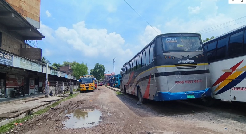শ্রমিক সংগঠনের চাঁদাবাজির দ্ব›েদ্ব চাঁপাইনবাবগঞ্জ থেকে সব রুটে বাস চলাচল বন্ধ, যাত্রীদের হয়রানী