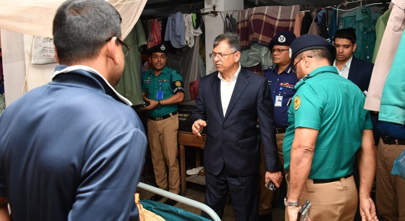 তেজগাঁও থানায় স্বরাষ্ট্রমন্ত্রীর আকস্মিক পরিদর্শন, পুলিশকে দিলেন নানা নির্দেশনা