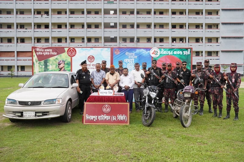 দিনাজপুরে যৌথ বাহিনীর অভিযানে সাপের বিষ উদ্ধার; গ্রেপ্তার ৪
