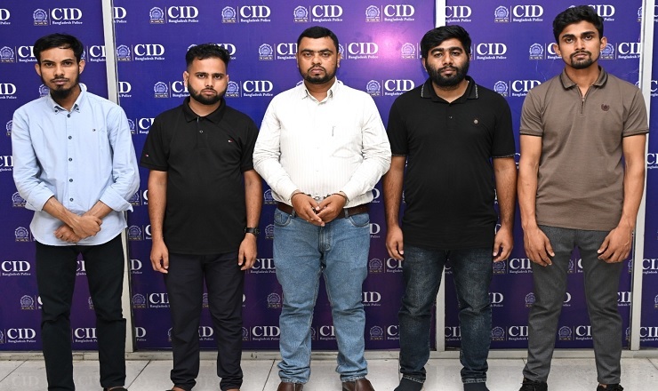 সৌদি আরবে উচ্চ বেতনের চাকরির প্রলোভন, ৫১ পাসপোর্টসহ ৫ জন গ্রেফতার 