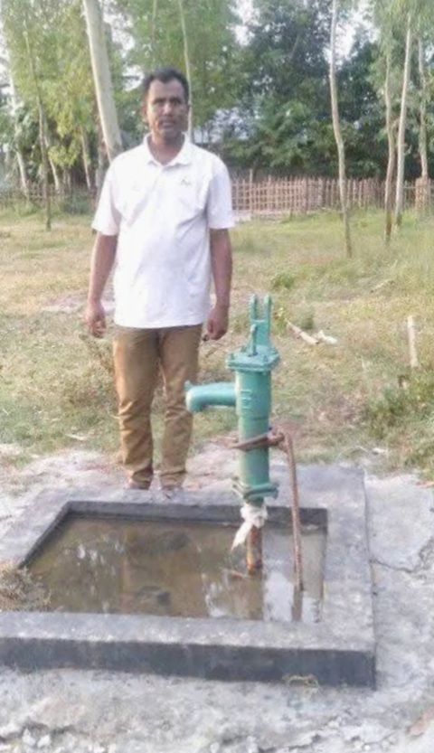 কবরস্থানে টিউবওয়েল স্থাপন করলেন চেয়ারম্যান পদপ্রার্থী আশরাফুল ইসলাম