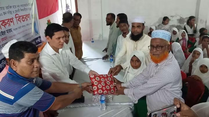 লক্ষ্মীপুরে মেধাবী শিক্ষার্থীরদের মাঝে শিক্ষা উপকরণ বিতরণ 