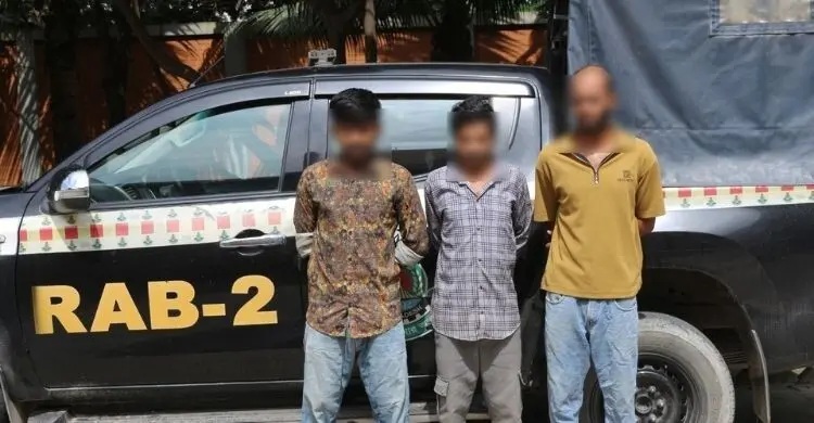 মোহাম্মদপুরে ‘কবজি কাটা আনোয়ার গ্রুপের’ সদস্য ৩ ছিনতাইকারী গ্রেফতার