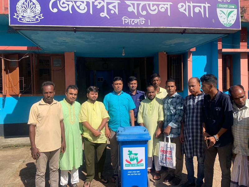 জৈন্তাপুরে  দেশ যুব সংগঠনের  ভাসমান ডাস্টবিন হস্তান্তর 