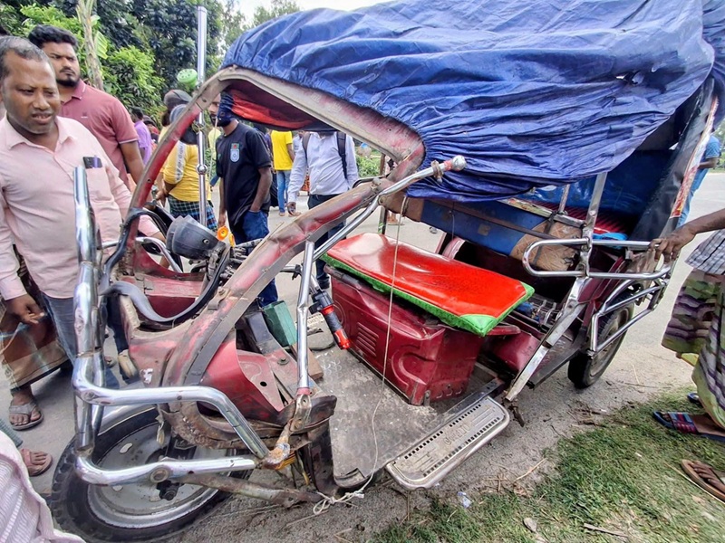 বোদায় ট্রাক তেলবাহী ট্রাকের ধাক্কায় ইজিবাইক চালক নিহত
