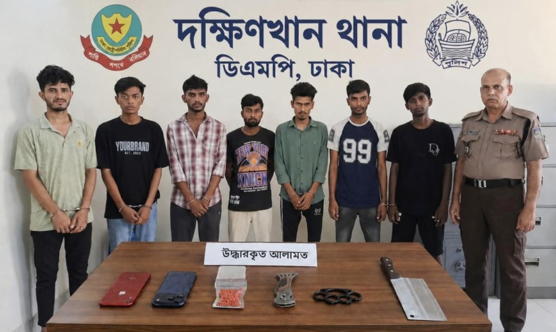 দক্ষিণখানে অস্ত্র ও ইয়াবাসহ কিশোর গ্যাংয়ের ৭ সদস্য গ্রেফতার 