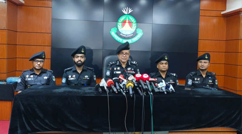 গেন্ডারিয়ায় গোলাগুলি: র‍্যাবের অভিযানে গ্রেফতার ৫, বিদেশি পিস্তল ও পুলিশের লুণ্ঠিত গোলাবারুদ উদ্ধার