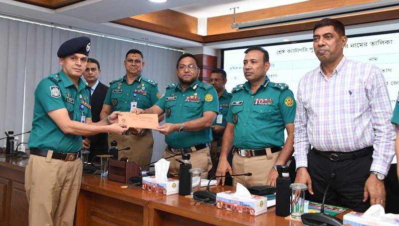 ডিএমপিতে টানা ছয় মাস শ্রেষ্ঠ ডিসি মোস্তাক সরকার