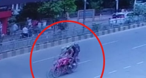 চলন্ত মোটরসাইকেল থেকে ককটেল ছোড়া হয় সুপ্রিম কোর্টের মেইন গেটে