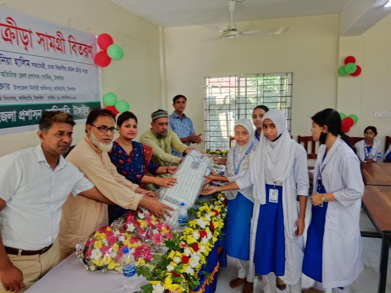 কালিহাতীতে শিক্ষা প্রতিষ্ঠানে ক্রীড়া সামগ্রী বিতরণ