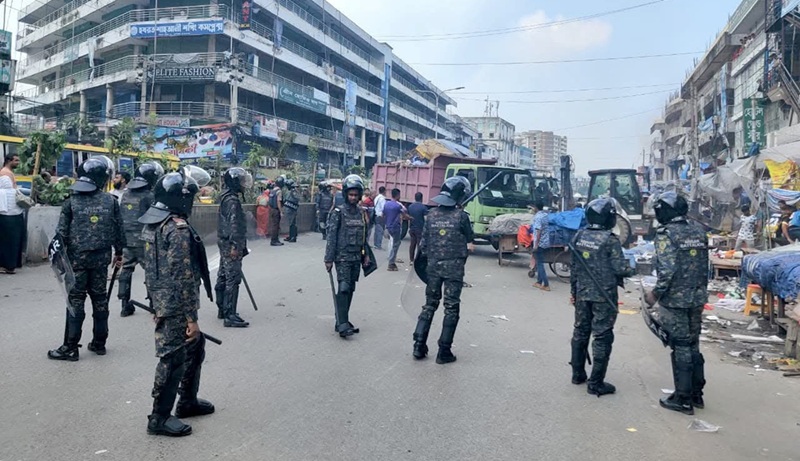 মিরপুরে ফুটপাত দখলমুক্ত করতে ডিএনসিসির অভিযান, সহায়তায় আনসার