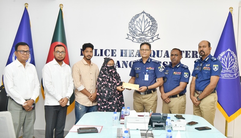 কর্তব্যরত অবস্থায় জীবন উৎসর্গকারী পুলিশ সদস্যের পরিবারকে আর্থিক অনুদান দিলেন আইজিপি