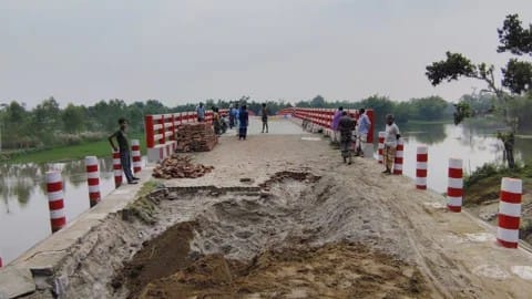 ৬ কোটি টাকার নির্মিত ব্রীজের দুই পাশের সংযোগ সড়কে দুই মাসেই ধস