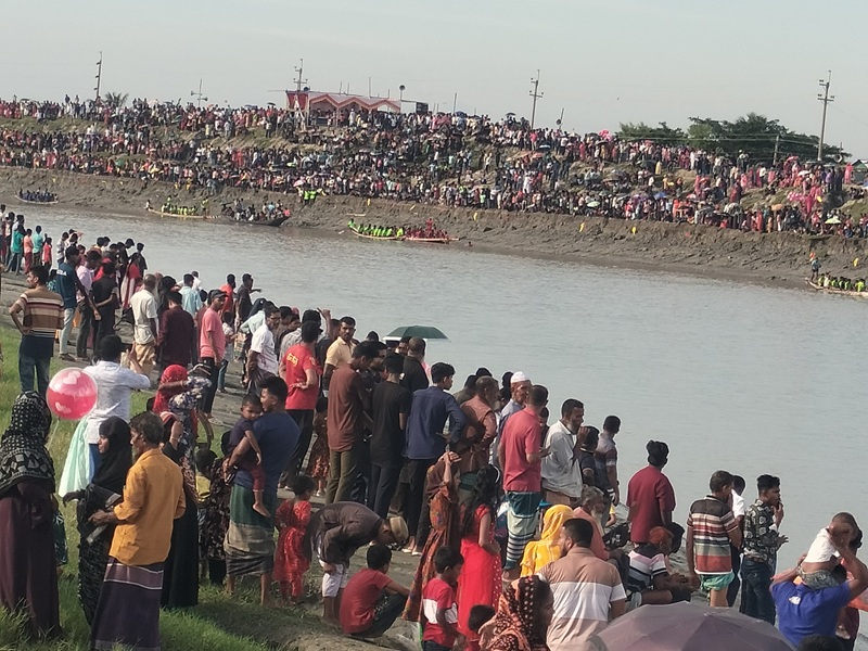 শরতের বেতনা নদী ঘিরে আনন্দ-উৎসব: ঐতিহ্যবাহী নৌকা বাইচে দুকূল জুড়ে দর্শকের উপচে ভীড়