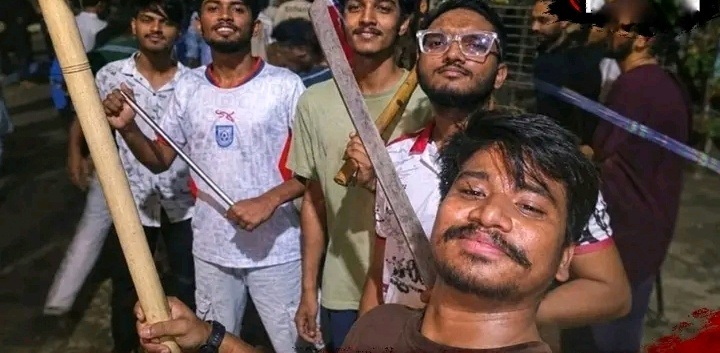 ক্যাম্পাসে দেশীয় অস্ত্র: নিরাপত্তা শঙ্কা নাকি প্রতিক্রিয়ার বহিঃপ্রকাশ?