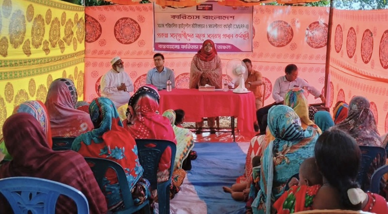 পত্নীতলায় উপকারভোগীদের মাঝে কারিতাসের ৪ লাখ টাকা আর্থিক সহায়তা প্রদান 