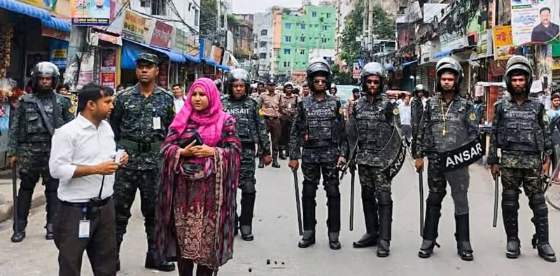মিরপুর-তেজগাঁওয়ে সড়ক- ফুটপাত দখলমুক্ত করতে ডিএনসিসির অভিযান; সহায়তায় আনসার