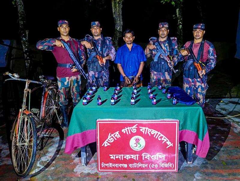 চাঁপাইনবাবগঞ্জ সীমান্তে ভারতীয় নেশার সিরাপ উদ্ধার, একজন আটক