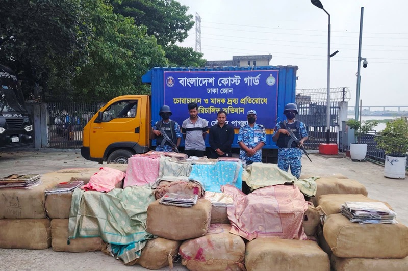 পোস্তগোলায় ৪ কোটি ৬৮ লাখ টাকার ভারতীয় শাড়ি জব্দ, আটক ১