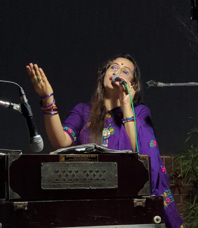 চৈতালী মুখার্জির কণ্ঠে কালজয়ী গানের মূর্ছনা, মুগ্ধ বিশ্বসাহিত্য কেন্দ্র