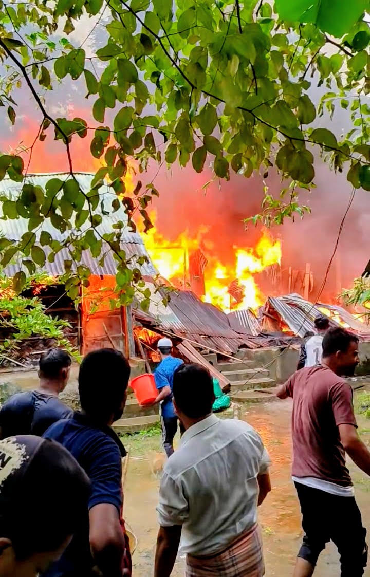 বোয়ালখালীতে আবারো আগুন, পুড়ে ছাই ৫ বসতঘর